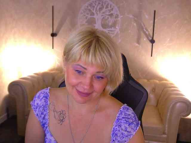 AmiraNight webcam