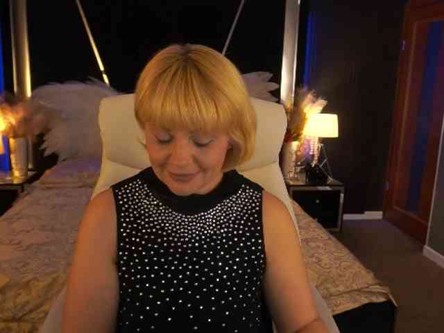 AmiraNight webcam