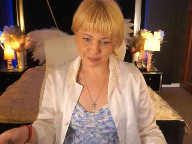 AmiraNight webcam