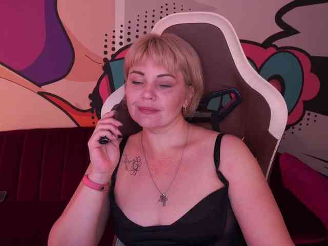 AmiraNight webcam