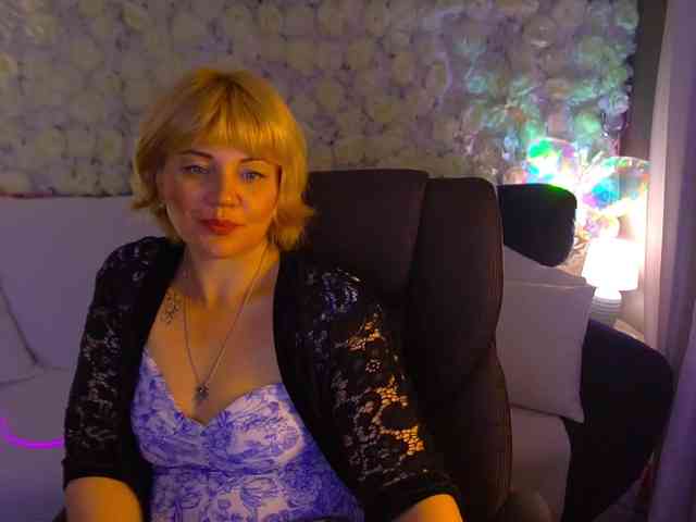 AmiraNight webcam