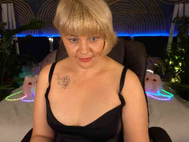 AmiraNight webcam
