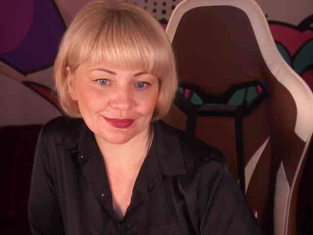 AmiraNight webcam