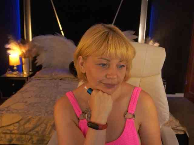 AmiraNight webcam