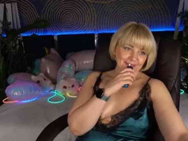 AmiraNight webcam