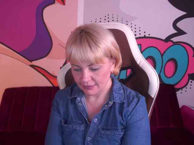 AmiraNight webcam