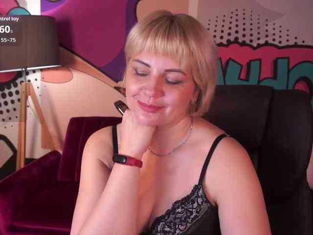 AmiraNight webcam