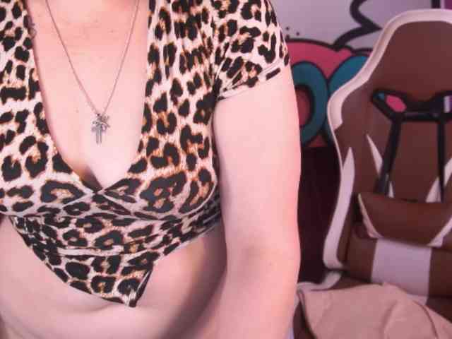AmiraNight webcam