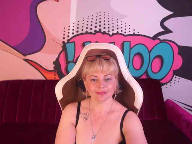AmiraNight webcam