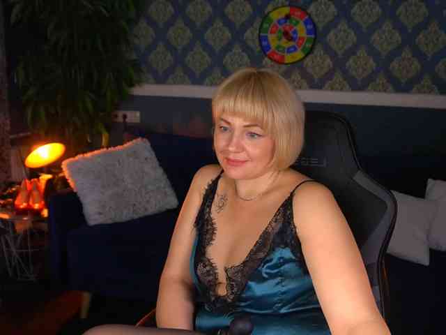 AmiraNight webcam