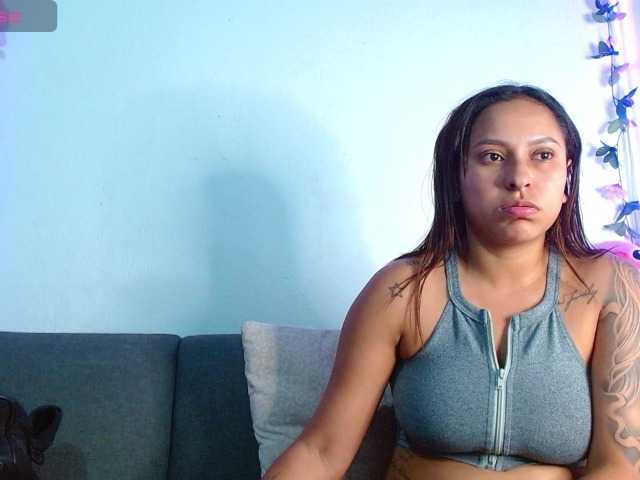 le modèle Conejita-Horny est en webcam porno dans un show sur le site bongacams, il possède les tags suivants: Latino/Hispanic,Brunette,Trimmed