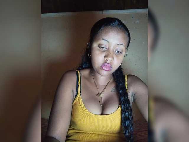 Victoria33 live cam on BongaCams