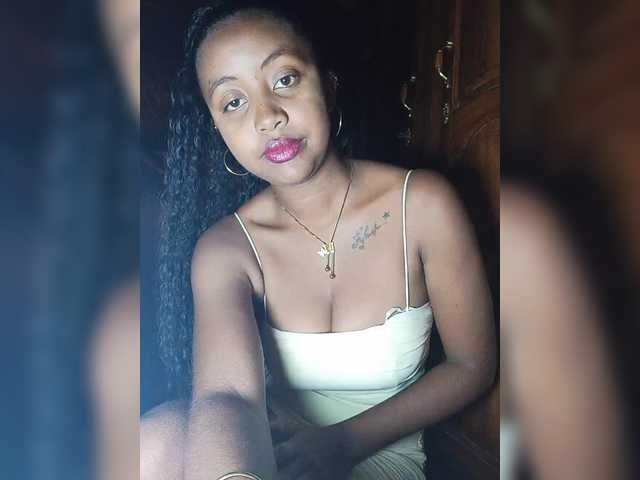 Victoria33's BongaCams show and profile