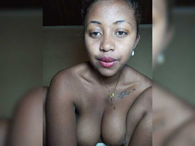 Victoria33 live cam on BongaCams