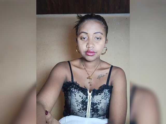 Victoria33 live cam on BongaCams