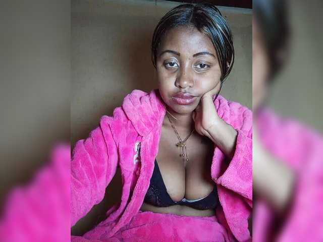 Victoria33 live cam on BongaCams