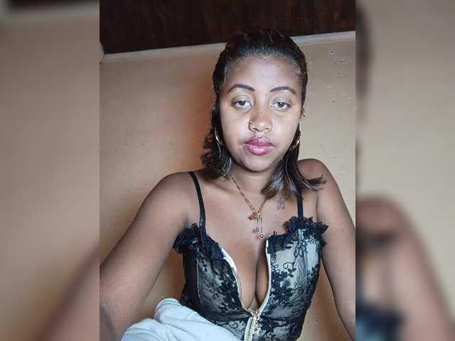 Victoria33 live cam on BongaCams