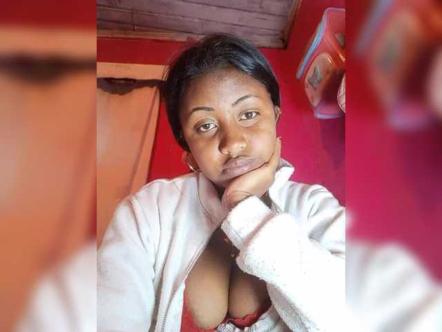 Victoria33 live cam on BongaCams