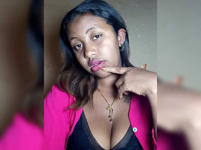 Victoria33 live cam on BongaCams