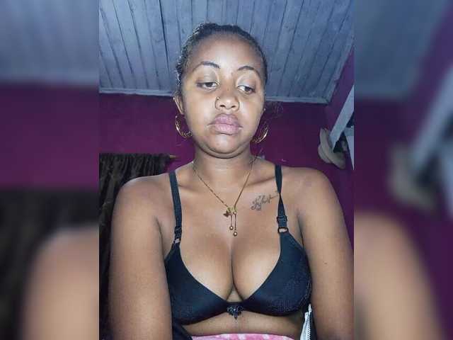 Victoria33 live cam on BongaCams