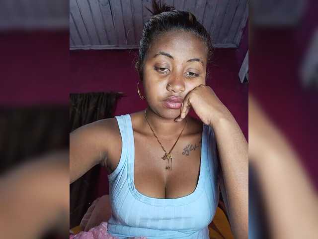 Victoria33 live cam on BongaCams