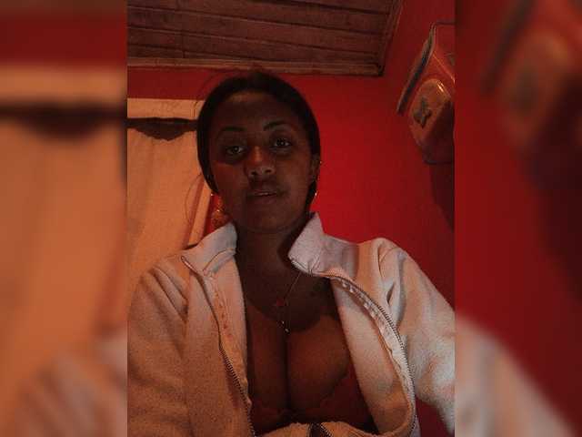 Victoria33 live cam on BongaCams