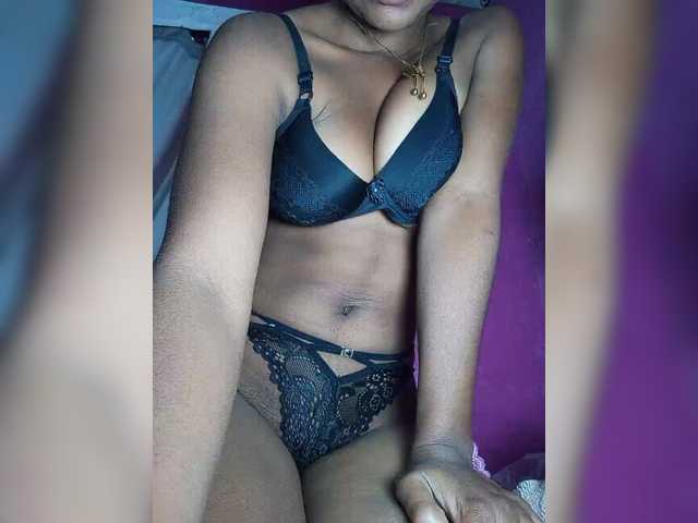 Victoria33 live cam on BongaCams