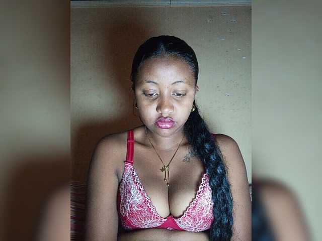 Victoria33 live cam on BongaCams