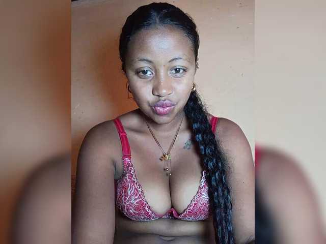 Victoria33 live cam on BongaCams
