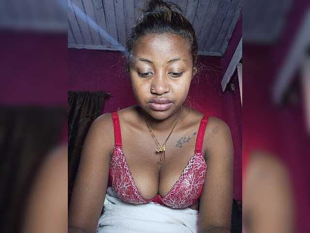 Victoria33 live cam on BongaCams