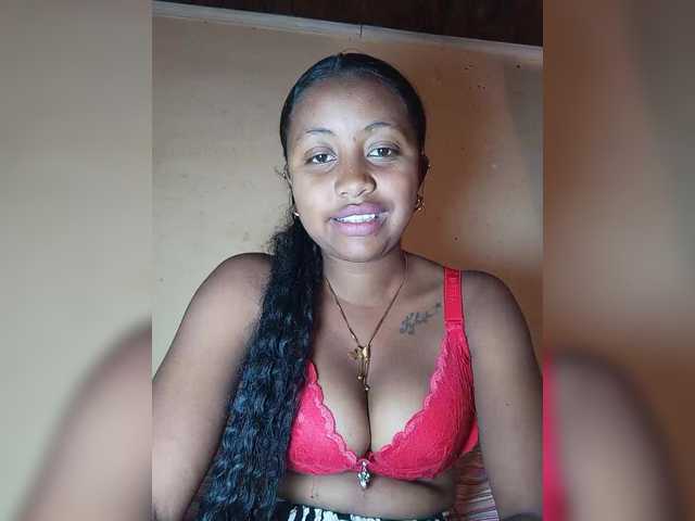 Victoria33 live cam on BongaCams