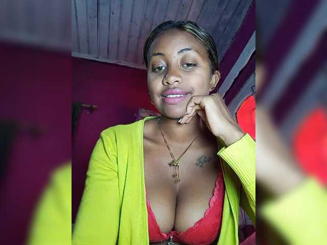 Victoria33 live cam on BongaCams