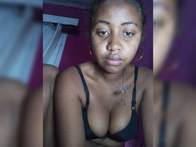 Victoria33 live cam on BongaCams