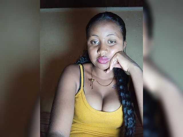 Victoria33 live cam on BongaCams