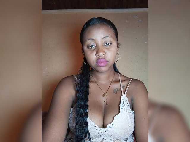 Victoria33 live cam on BongaCams
