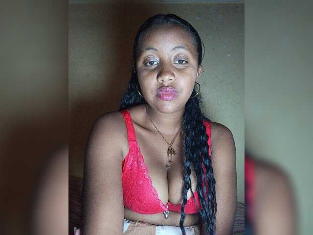 Victoria33 live cam on BongaCams