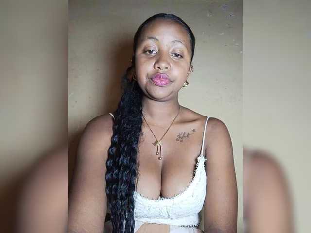 Victoria33 live cam on BongaCams