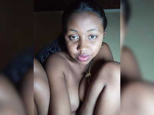 Victoria33 live cam on BongaCams