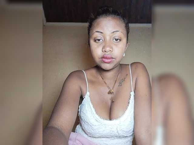 Victoria33 live cam on UnifiedCams