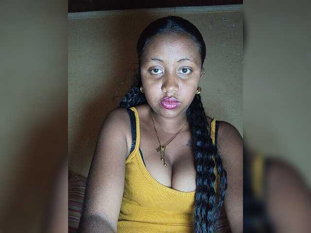 Victoria33 live cam on BongaCams