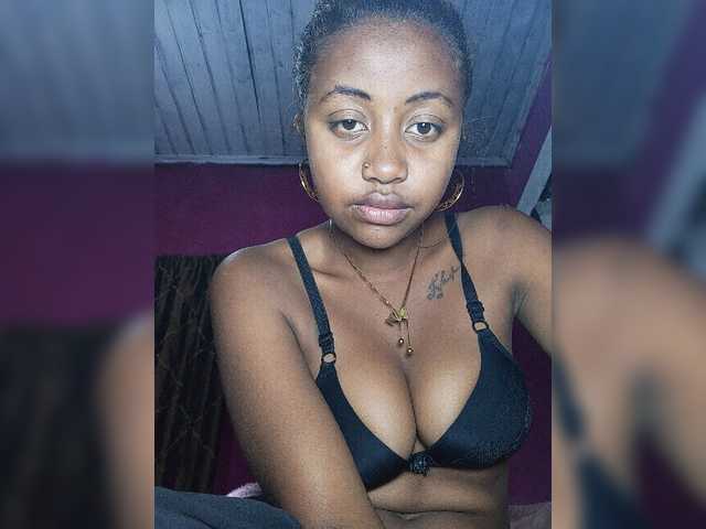 Victoria33 live cam on BongaCams