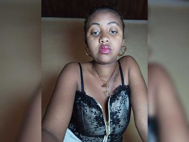 Victoria33 live cam on BongaCams