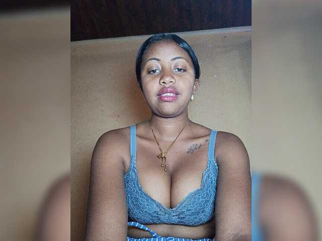 Victoria33 live cam on BongaCams