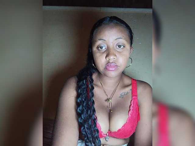 Victoria33 live cam on BongaCams