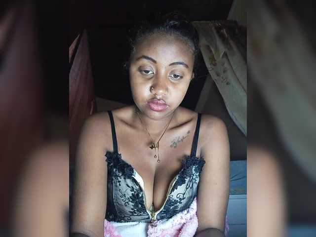 Victoria33 live cam on BongaCams