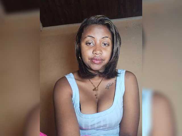 Victoria33 live cam on BongaCams