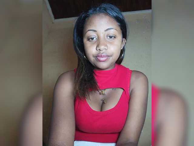 Victoria33 live cam on BongaCams