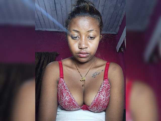 Victoria33 live cam on BongaCams