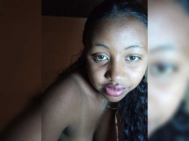 Victoria33 live cam on BongaCams
