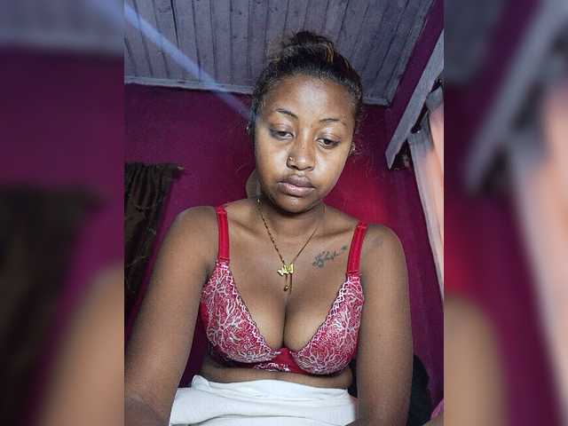 Victoria33 live cam on BongaCams